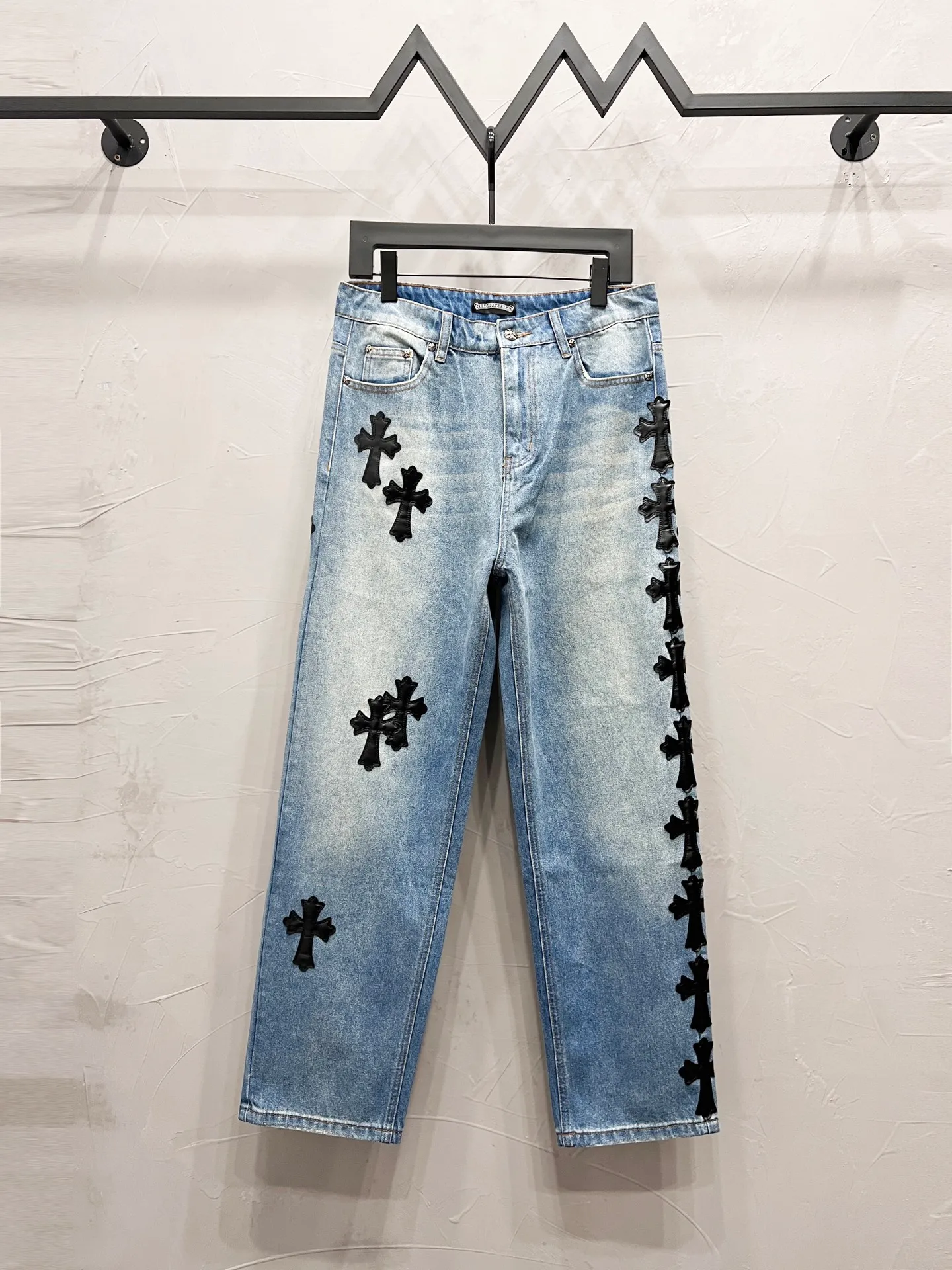 P250 Style number: [M934] Chrome hearts & Chrome hearts 25ss black leather cross patch leather jeans Chrome hearts’ logging pants are here! ! ! CH Croix Heart Double Knee Cross Patch Leather Bo1 Style Logging Pants Straight-leg Work Pants B136 Croix Heart Cross Sanskrit Overalls Price 24W Level, patchwork cross pattern embellishment, high-waisted washed jeans! ! Absolutely high-end luxury products, 1.9W level god-level single products, super popular products, made by top heavy industry, not to be missed. About Zangyin, this is an extremely luxurious fashion brand, which can also be called the nobles of the high street. It has always been an exclusive brand of some hipsters or rich second generation. Compared with ordinary high streets, it is more luxurious and noble. Compared with luxury brands, it has a more fashionable personality and has always been a brand that I have a special liking for. Imported yarn is custom-woven into a high-density twill canvas, which ensures a crisp silhouette while also making the fabric feel very delicate. It follows the B01 classic silhouette, with a crisp and stylish upper body. The ready-made garments are stone-ground and fermented and can be matched with any style. Buttons and zinc brushing are washed with genuine YKK retro metal products. Double-layered canvas on the front. Perfect details. All hardware is perfect. Size: 30-32-34-36 Color: blue pants and black leather